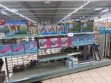 beaucoup de jouets sur les étagères du magasin