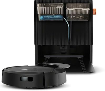 À côté d'un meuble noir se trouve l'image d'un aspirateur robot.