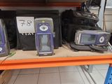de nombreux téléphones portables exposés en rayon dans le magasin