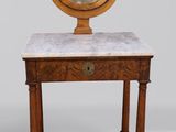 une vieille table en bois sur laquelle est posé un miroir