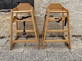 deux chaises en bois placées l'une à côté de l'autre sur le trottoir
