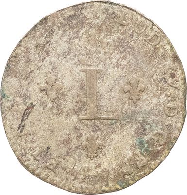 Gros plan sur une pièce de monnaie portant une croix