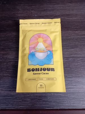 un sachet de soupe posé sur une table