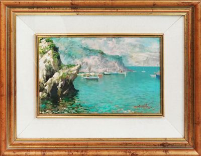tableau représentant une côte rocheuse avec des bateaux dans l'eau