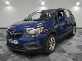 une Opel bleue garée dans une pièce au sol carrelé