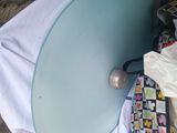 une table bleue sur laquelle est posé un sac