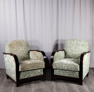 Paire de fauteuils club en noyer verni, les accotoirs mouvem…