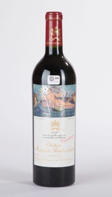 la bouteille de vin rouge est posée sur une surface blanche