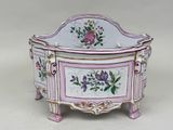 une boîte rose et blanche décorée de fleurs peintes