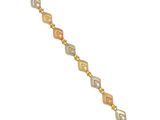 un bracelet en or et en argent sur fond blanc
