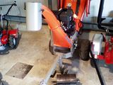 une machine qui se trouve dans un garage avec d'autres outils