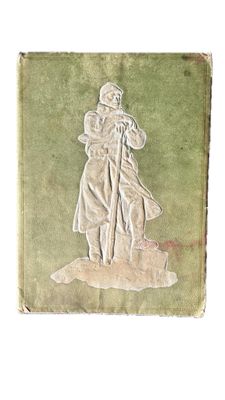 un vieux livre sur lequel figure le dessin d'un soldat tenant un fusil