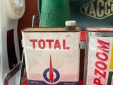 deux bidons d'essence posés l'un à côté de l'autre sur une table