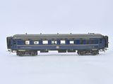 un wagon bleu qui se trouve sur les rails, dans la neige