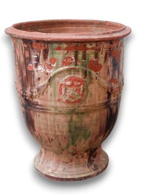 un grand vase posé sur une surface blanche