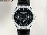 une montre avec un cadran noir et un bracelet en cuir noir