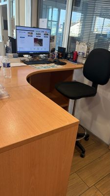 l'image d'un bureau sur lequel se trouve un ordinateur