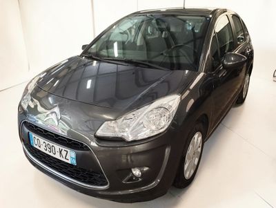 La voiture est garée dans la salle blanche du showroom.