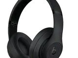 Les écouteurs Beats On-Ear sont noirs et intègrent un microphone.