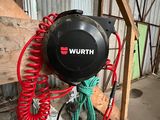 un tuyau noir et rouge raccordé à un ventilateur noir et rouge