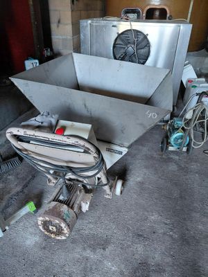 une machine posée sur le sol d'une pièce