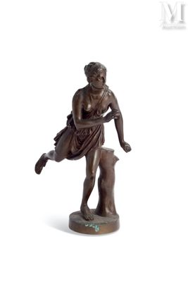 statue en bronze représentant une femme accompagnée d'un chien, sur fond blanc