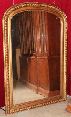 un miroir posé par terre devant un rideau rouge