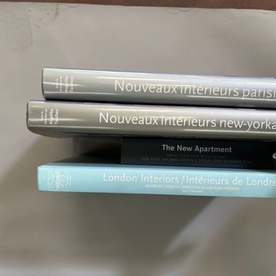 trois livres empilés sur une table