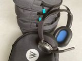 un sac sur lequel sont posés des écouteurs et dans lequel se trouve une paire d'écouteurs