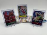 trois cartes sont posées les unes sur les autres sur une table