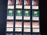 une table noire sur laquelle sont posées de nombreuses cartes