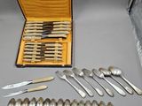 beaucoup d'argenterie dans un coffret sur la table