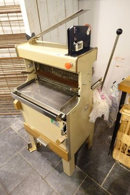 SUR DESIGNATION : Une trancheuse à pain VAN LIERDE-BOONS typ…