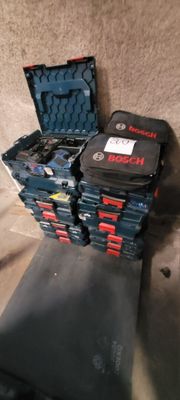 une pile de DVD et un boîtier posés par terre