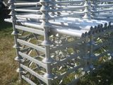 une grande structure métallique posée dans l'herbe