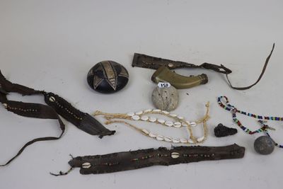 Petit lot d'objets comprenant pierre sculptée, bijoux, boîte…