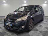 La Toyota Venza est garée sur un sol à damier dans un garage.