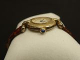 un gros plan d'une montre-bracelet sur un mannequin