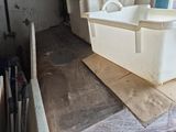 un lavabo blanc posé sur une table dans une pièce