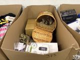 une boîte en carton contenant notamment un panier et d'autres objets