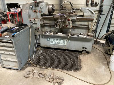 une machine qui se trouve à l'intérieur d'un garage