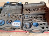 une boîte à outils posée par terre, avec une étiquette de prix dessus