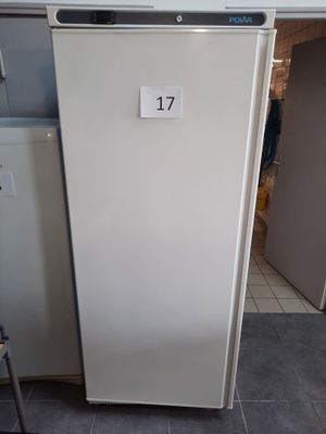 un réfrigérateur blanc sur lequel figure un numéro, dans une cuisine