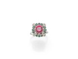 une bague à grappes composée d'une tourmaline rose et de diamants