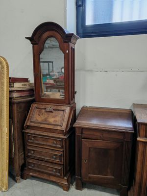 une commode, un miroir, une armoire à tiroirs et un miroir dans une pièce