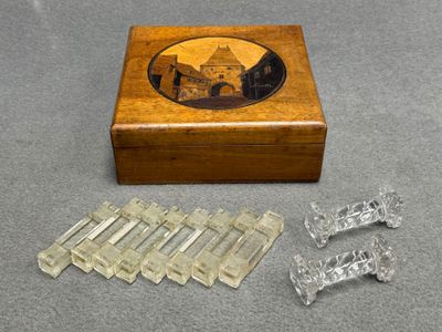 Dix portes couteaux en verre, dont deux Sèvres d'un autre mo…