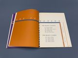 une image représentant un livre ouvert, montrant le contenu d'une collection