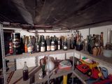 de nombreuses bouteilles d'alcool sur les étagères de la pièce