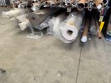 de nombreux rouleaux de film alimentaire par terre dans un entrepôt