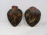 paire de vases peints, ornés de figures sur fond blanc